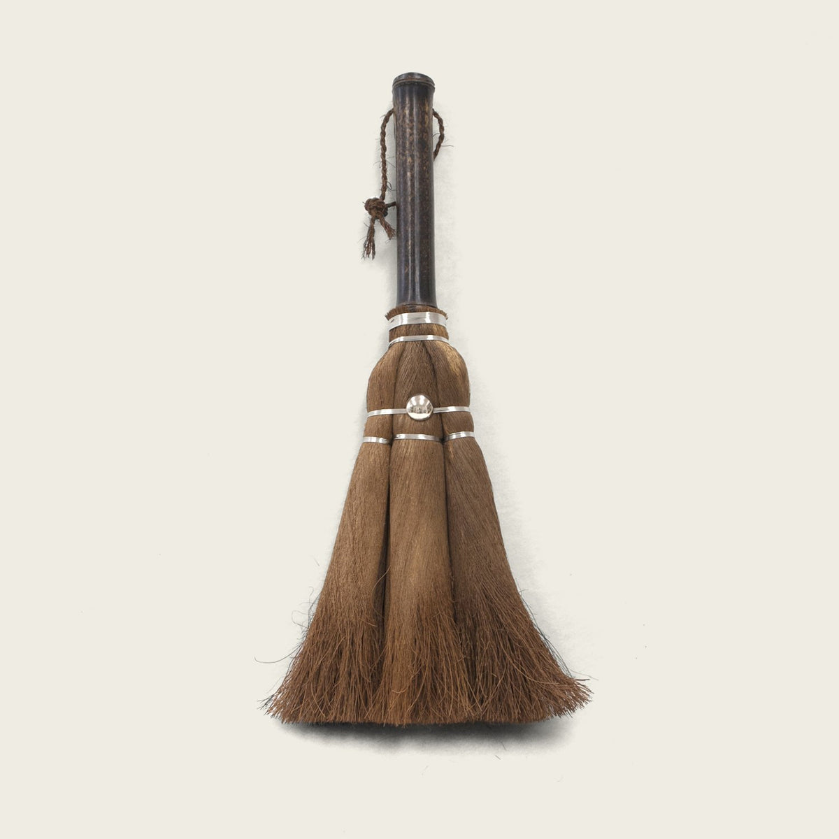 http://www.goodeeworld.com/cdn/shop/products/Goodee-Takada-Handy-Broom-with-Japanese-Cypress-Handle_1200x1200.jpg?v=1632948068